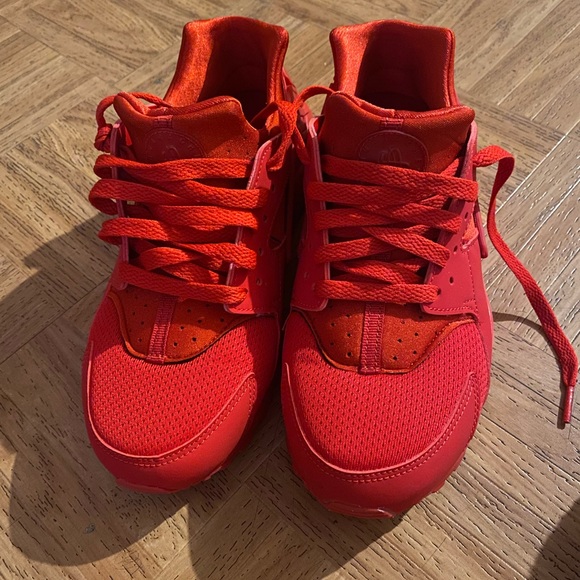 Brad new hauraches only wearer once ! Size 7 youth - Picture 3 of 4